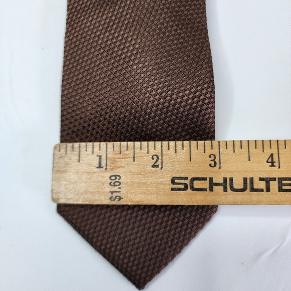THE TIE BAR Elegant Brown Textured Men's Silk Tie - Picture 4 of 4